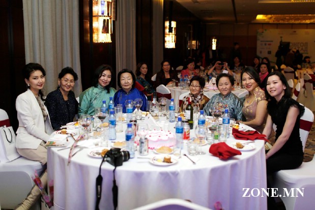 Хөөр баярын нулимстай “Монгол хатад” цэнгүүн болж өндөрлөв